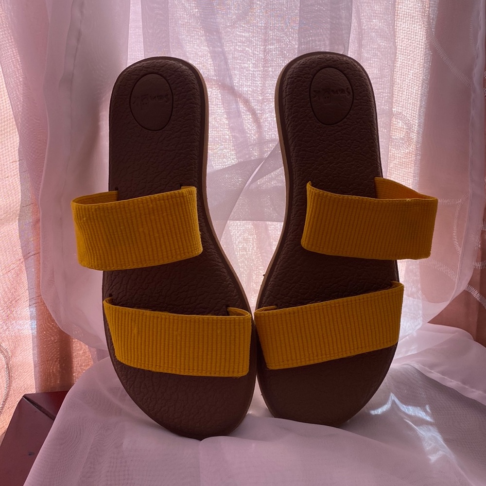 SANUK 🔥 YELLOW SANDAL SIZE 6 🆕